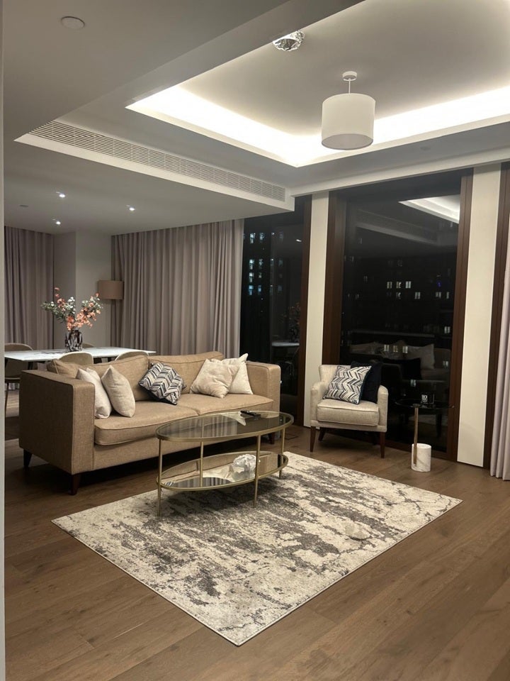 Flat Carnation Way in Greater London