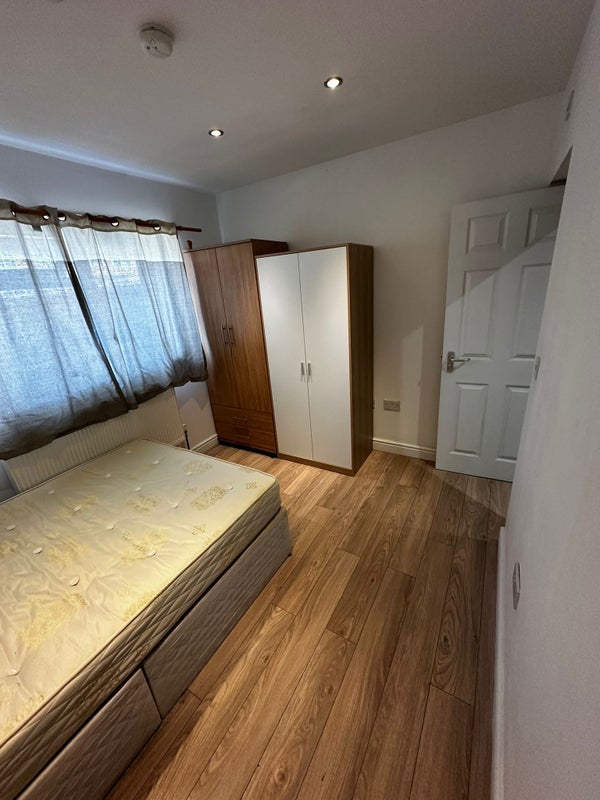 Room Aldridge Road in Slough