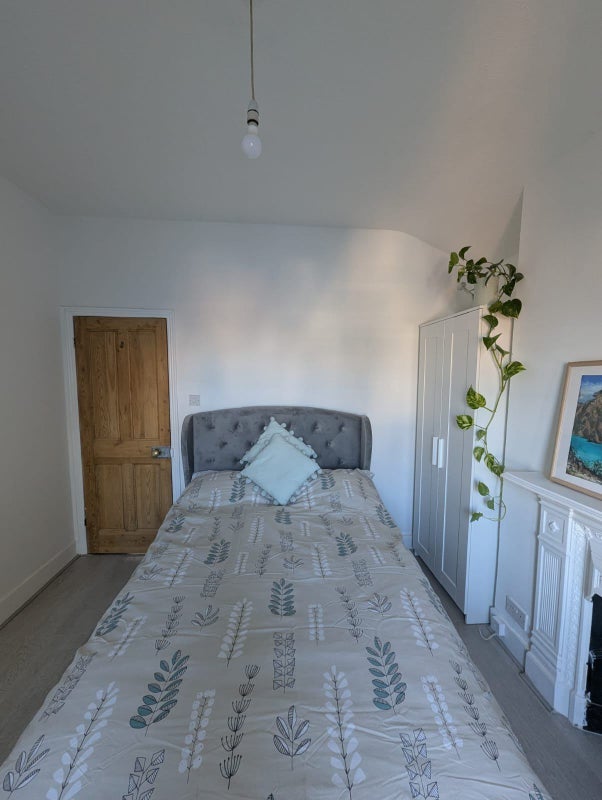 Room Elmwood Road in Greater London