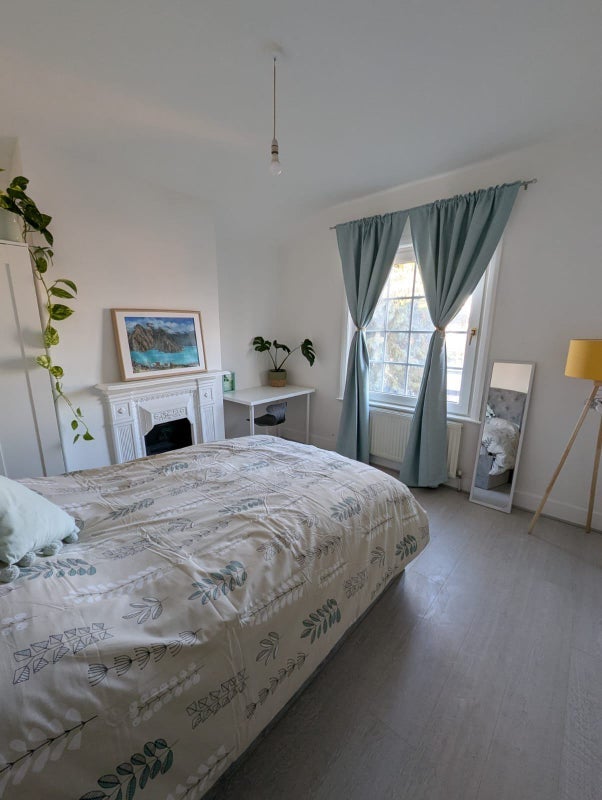 Room Elmwood Road in Greater London