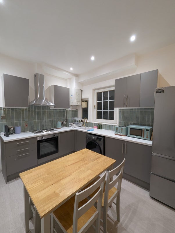 Room Elmwood Road in Greater London