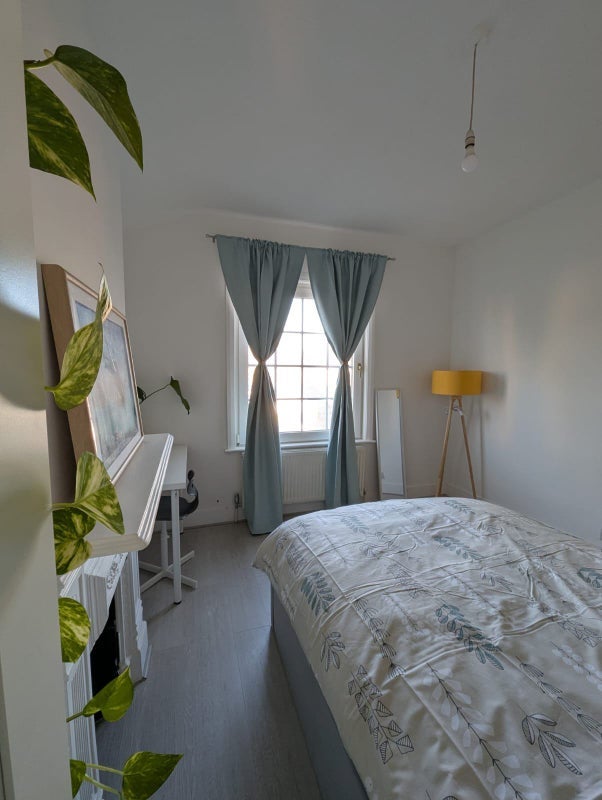 Room Elmwood Road in Greater London