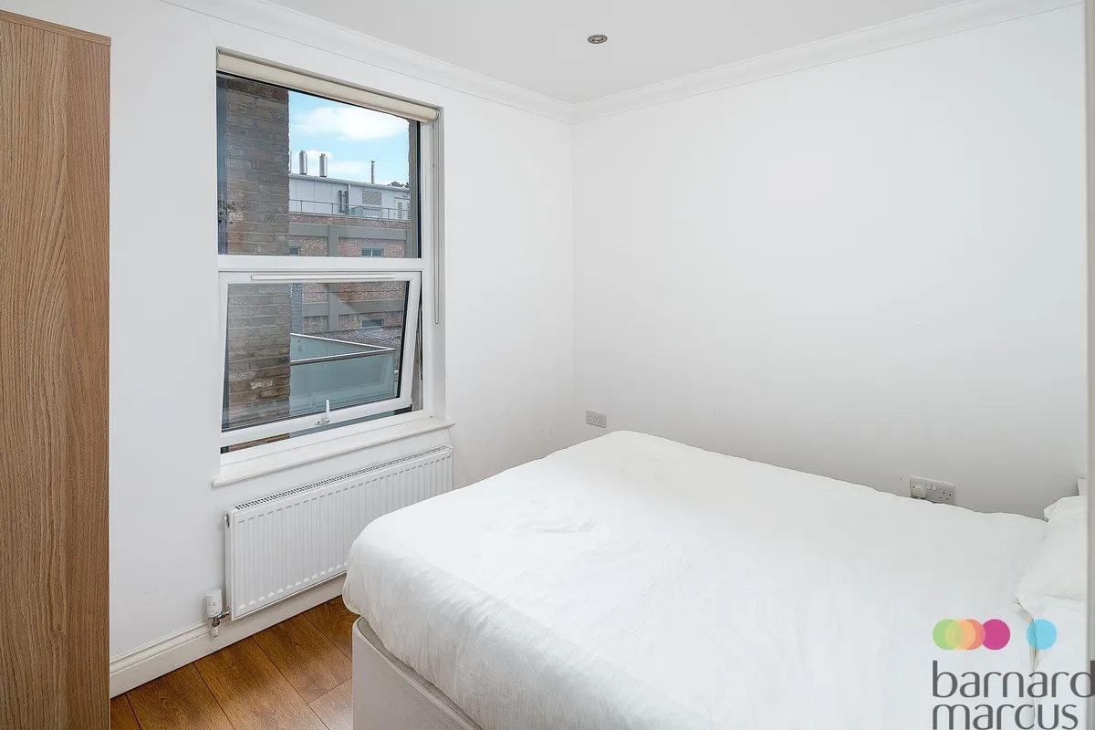 Flat Seagrave Road in Greater London