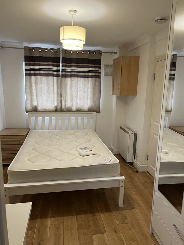 Room Strattondale Street in Greater London