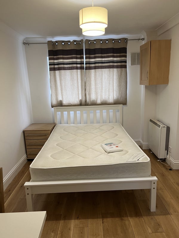 Room Strattondale Street in Greater London