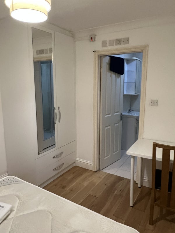 Room Strattondale Street in Greater London