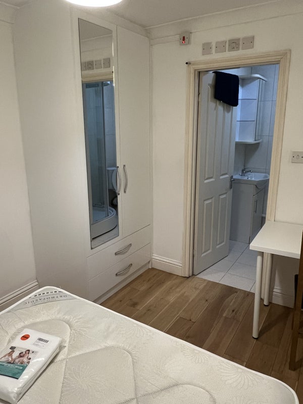 Room Strattondale Street in Greater London