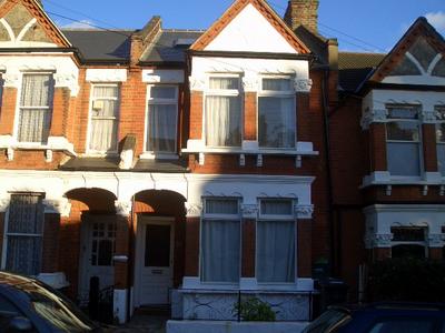 Room Homecroft Road in Greater London