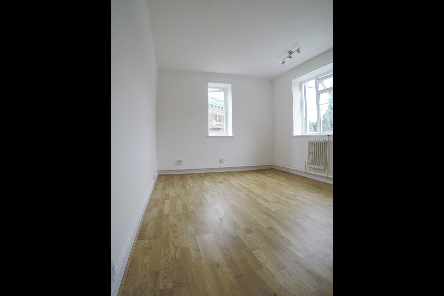 Flat Greenhill Way in Greater London