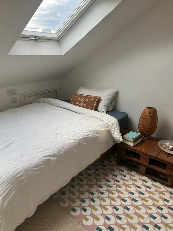 Room Glenavon Road in Greater London