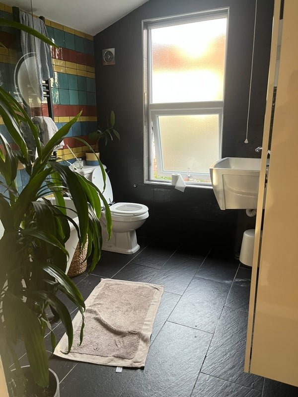 Room Glenavon Road in Greater London
