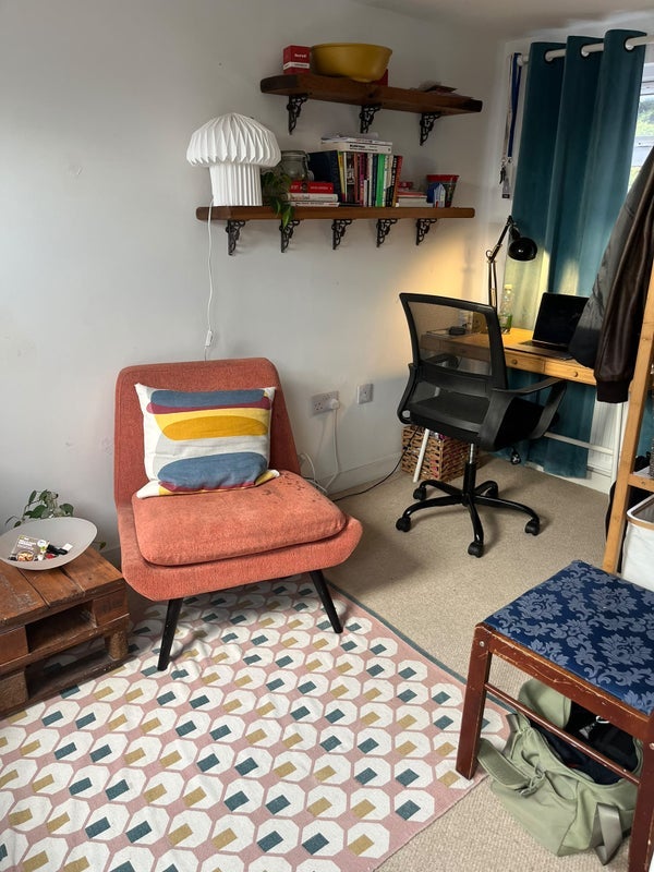 Room Glenavon Road in Greater London