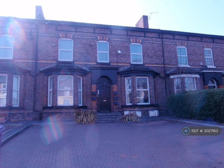 Flat Greenfield Road in Liverpool
