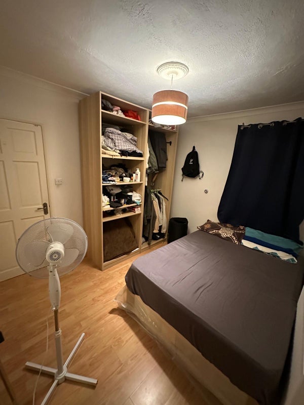 Room Exeter Road in Greater London