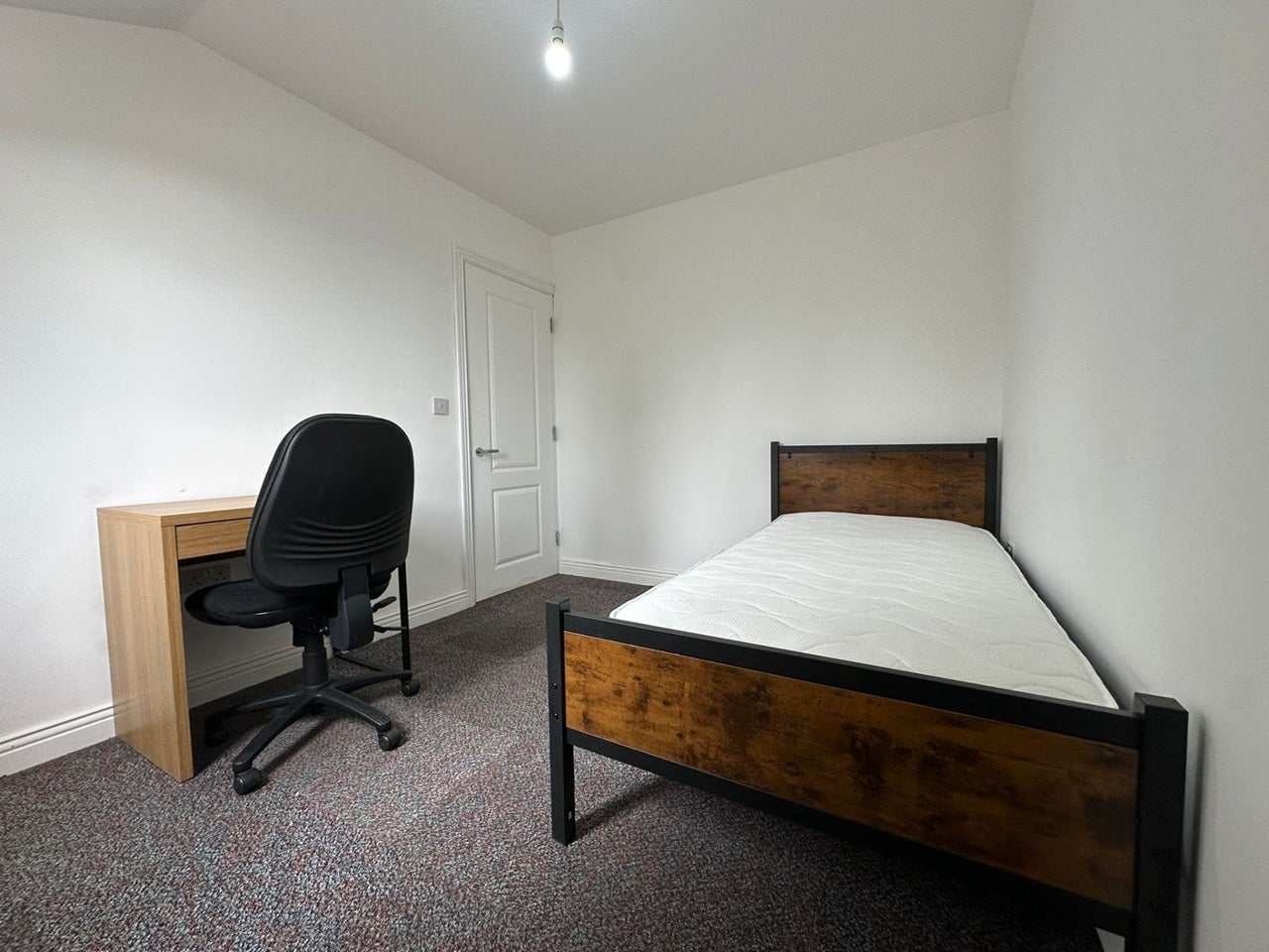 Room Staplehall Road in Milton Keynes