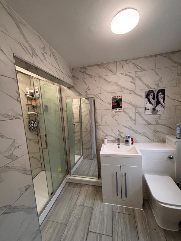 Room Commercial Way in Greater London