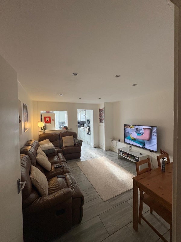 Room Commercial Way in Greater London