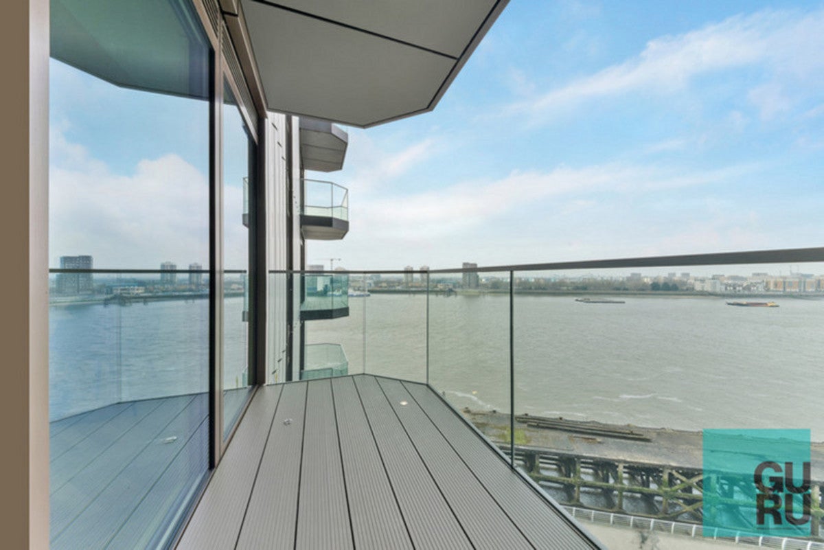Flat Dockside Road in London