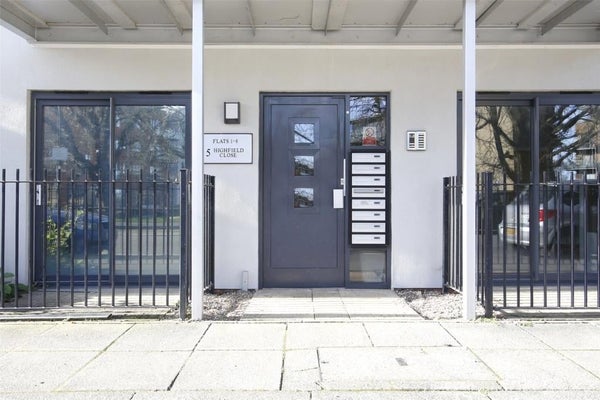 Flat Highfield Close in London