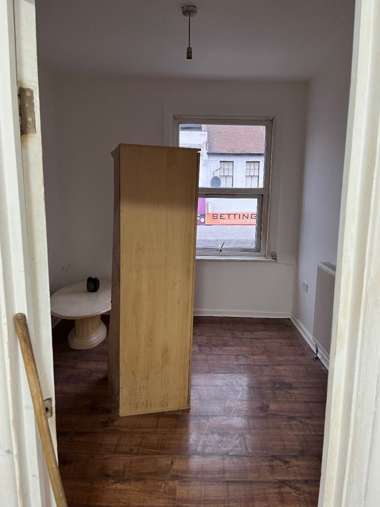 Flat Curtis Lane in Greater London