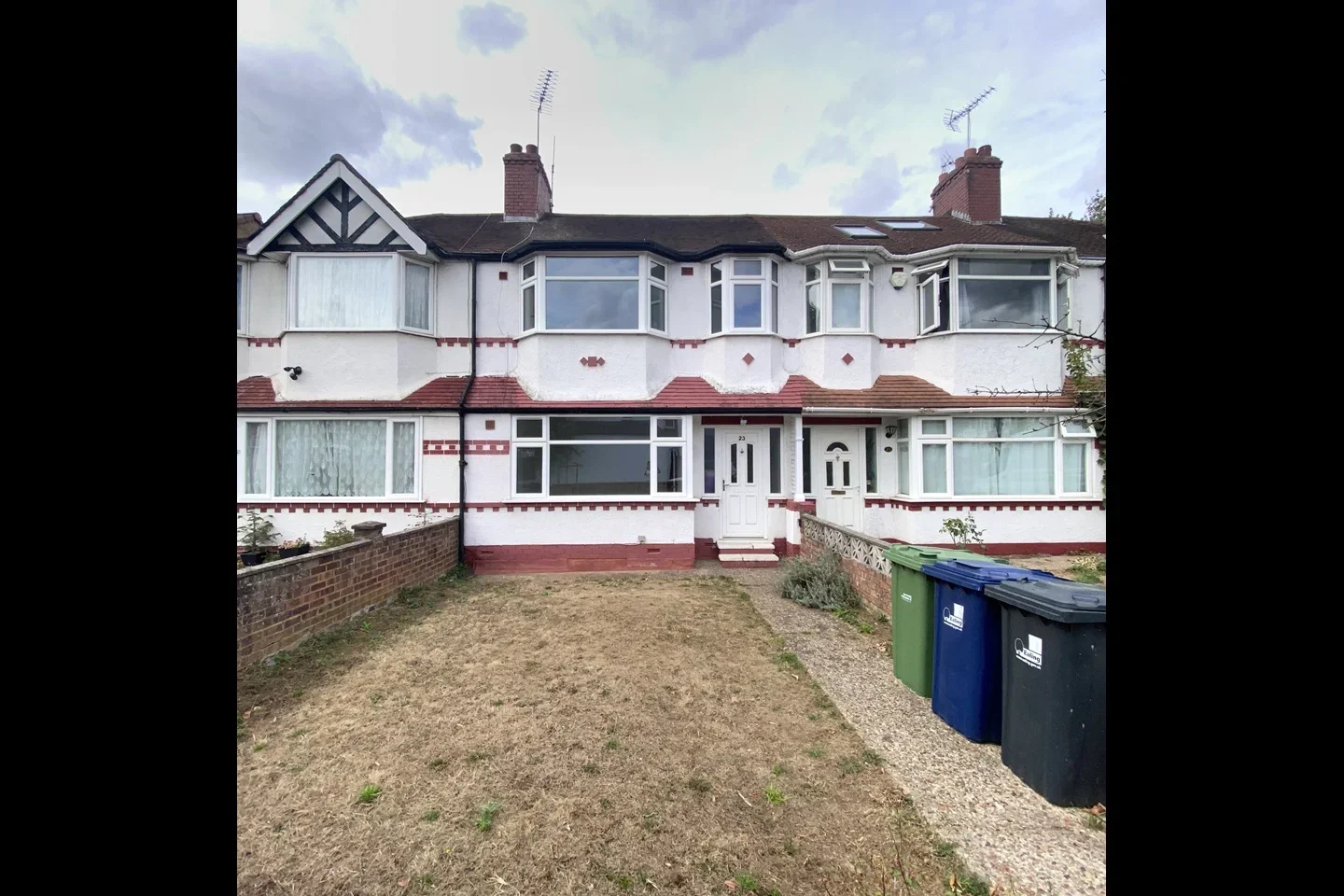 House Cleveley Crescent in Greater London