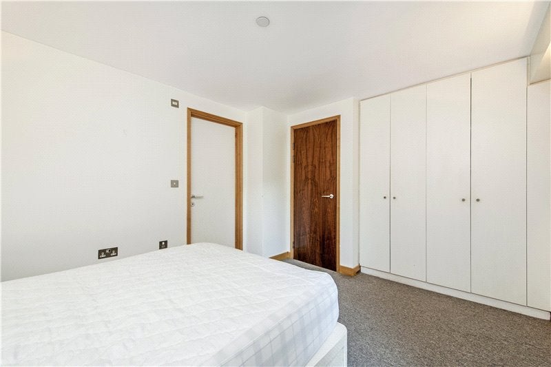 Flat Emperor's Gate in Greater London