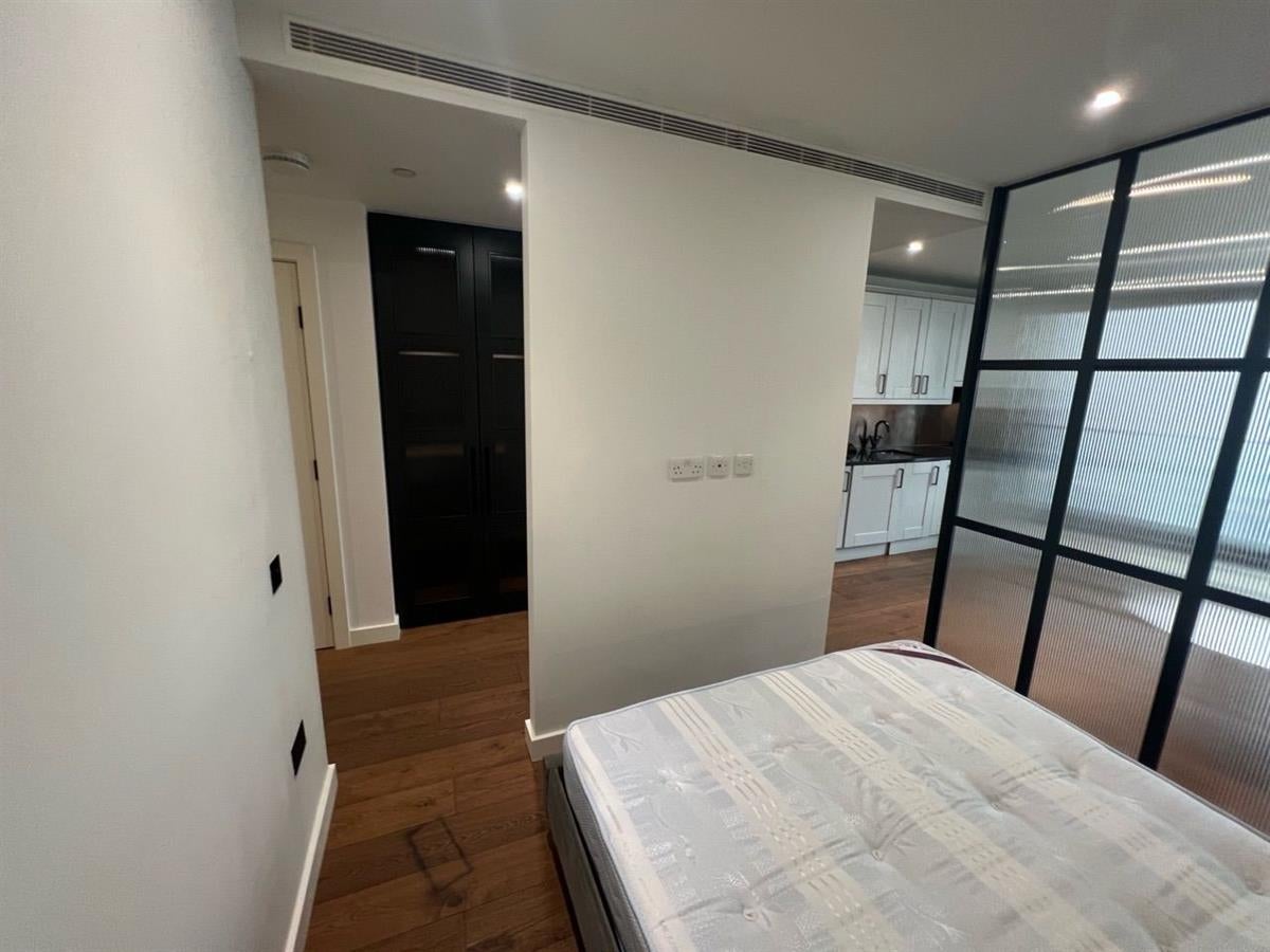 Room Vaughan Way in Greater London