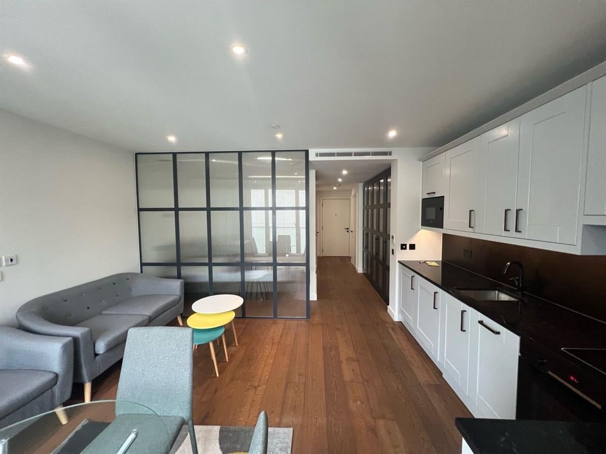 Room Vaughan Way in Greater London