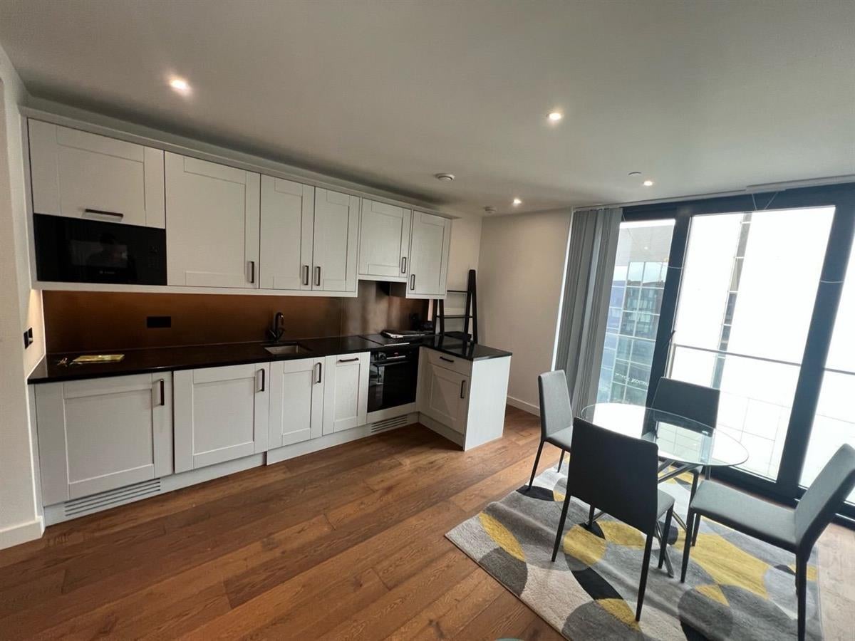 Room Vaughan Way in Greater London