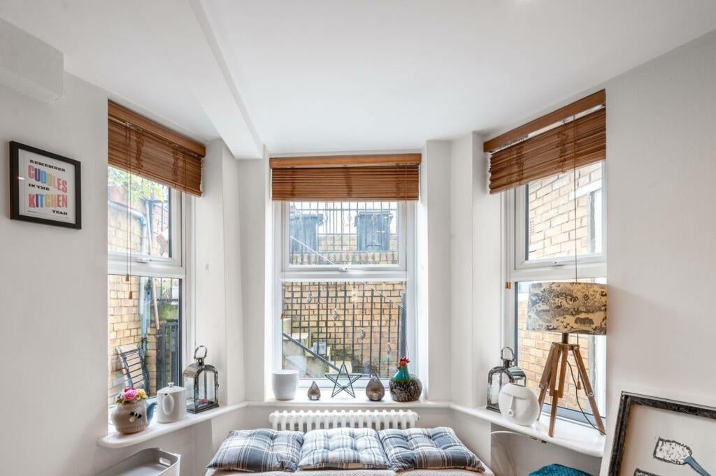 Flat Narford Road in Greater London