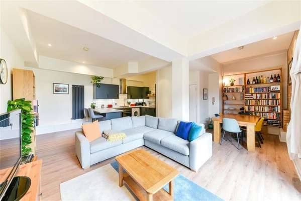 Flat Morris Road in Greater London