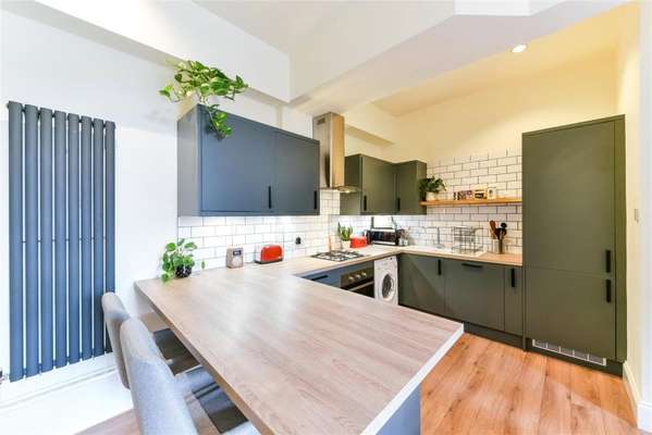 Flat Morris Road in Greater London