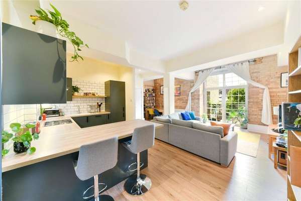 Flat Morris Road in Greater London