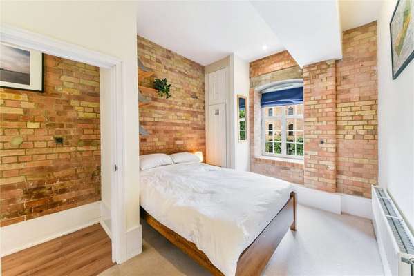 Flat Morris Road in Greater London