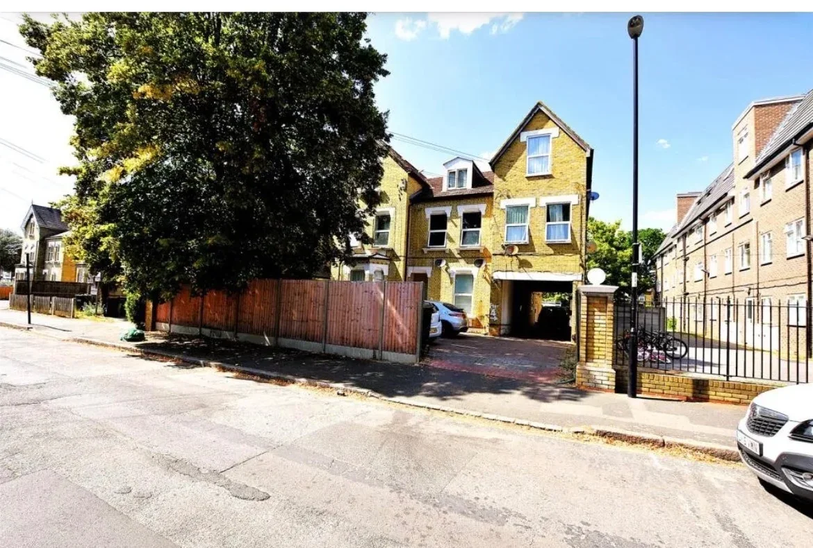 Flat Dunheved Road North in Greater London
