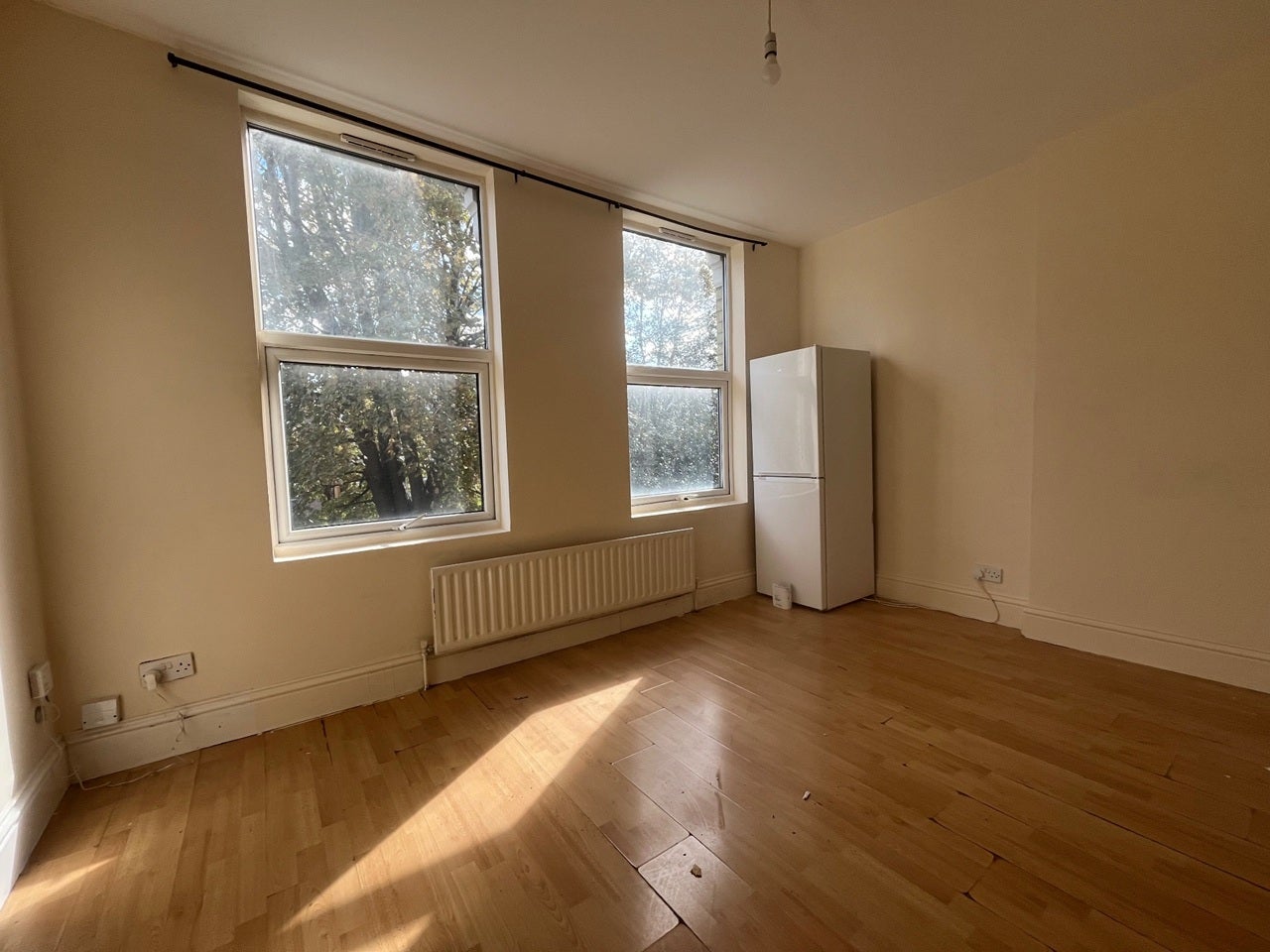 Flat Dunheved Road North in Greater London