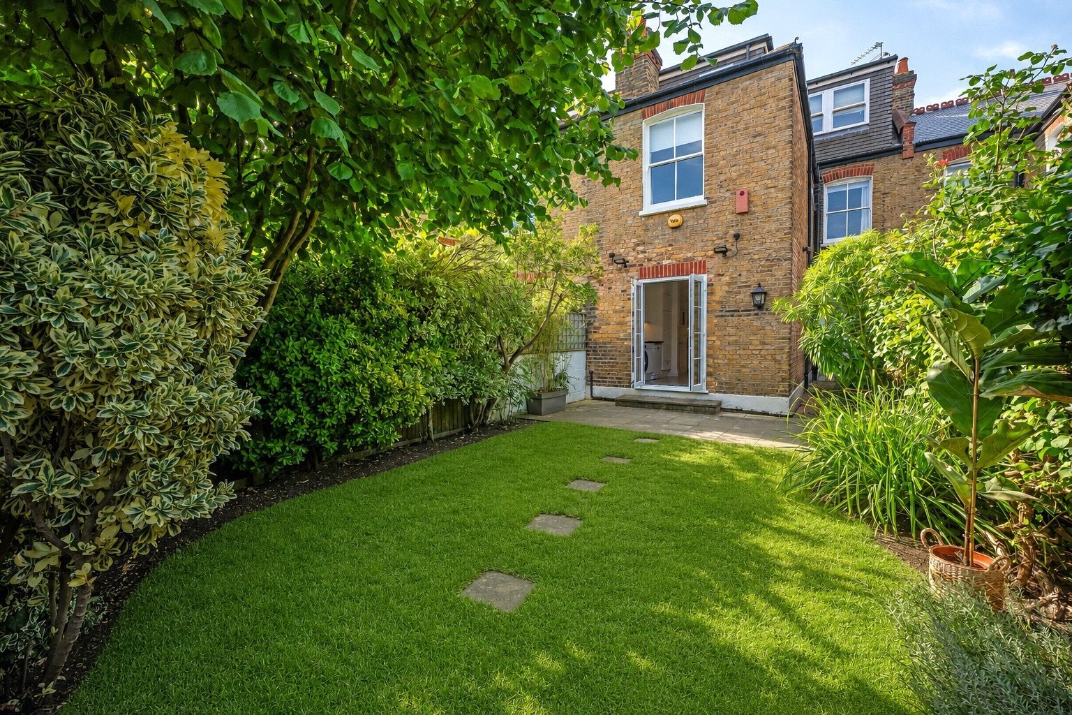 House Hadley Gardens in Greater London