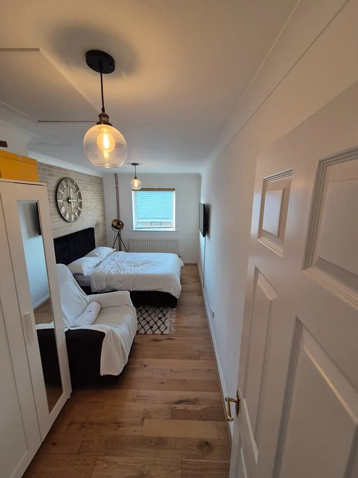 Room Narrow Street in Greater London