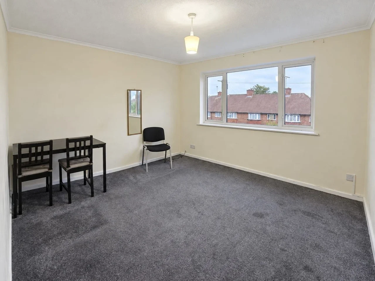 Flat Hatton Road in Greater London