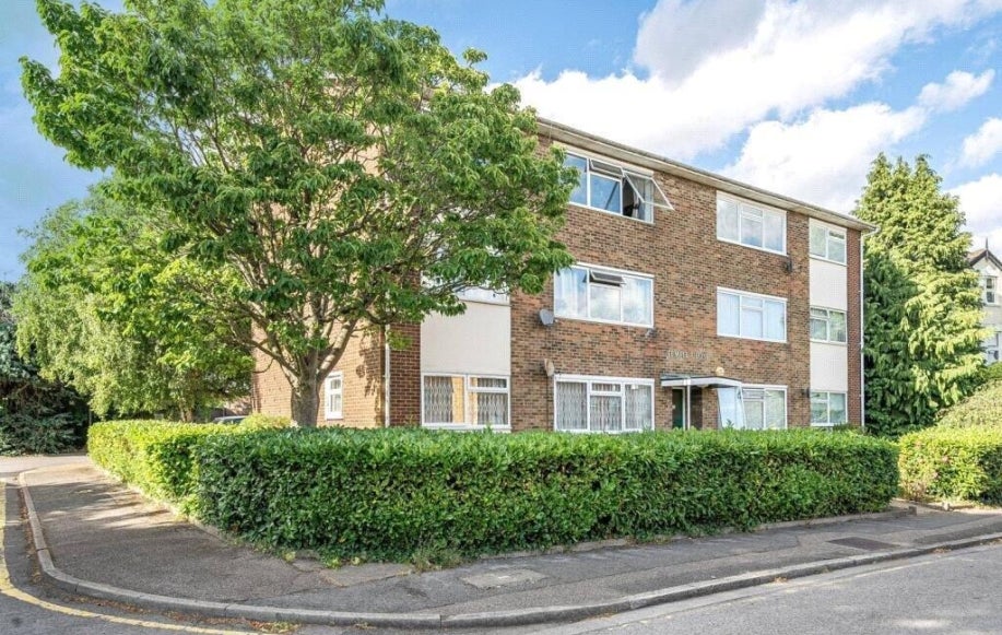 Flat Cecilia Close in London