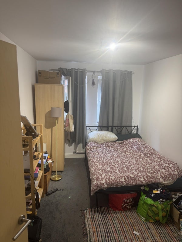Room Stanley Road in Manchester