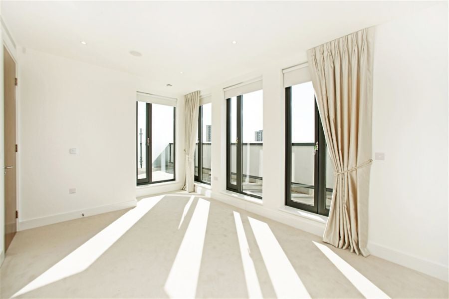 Flat King Charles I Island in City of Westminster