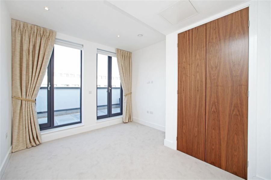 Flat King Charles I Island in City of Westminster