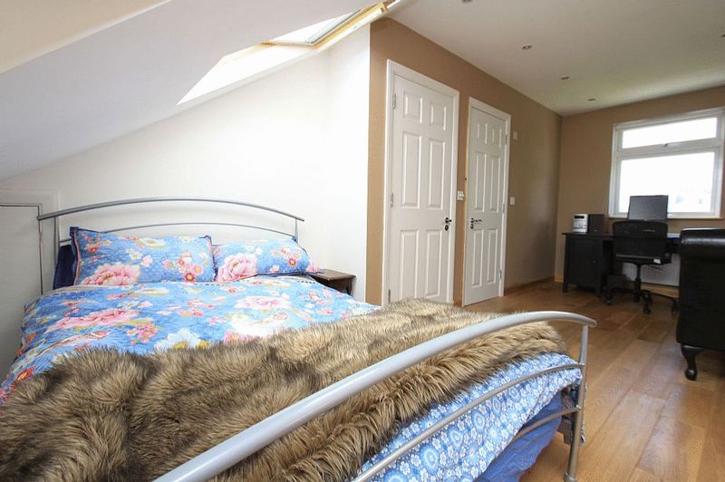 Flat Dunbar Road in Greater London
