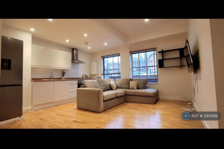 Flat Whyteleafe Hill in Caterham on the Hill