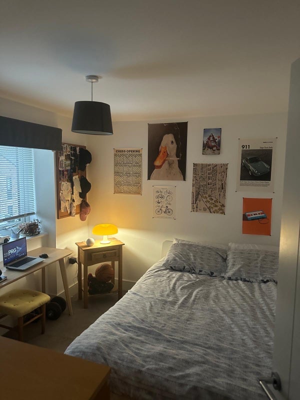 Room Old Pump House Close in Bristol