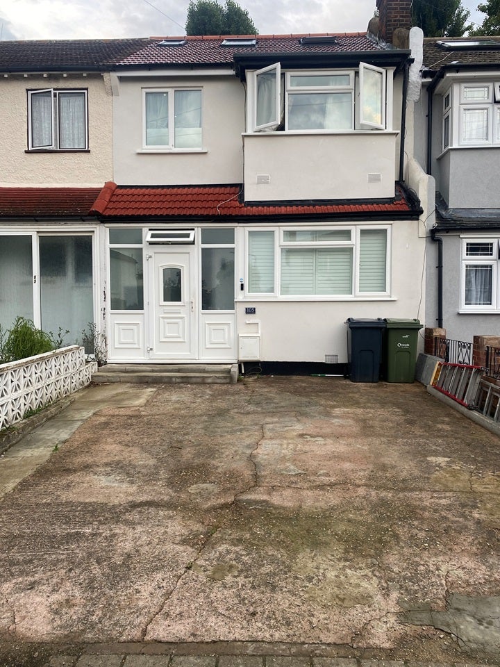 Flat Glenister Park Road in Greater London
