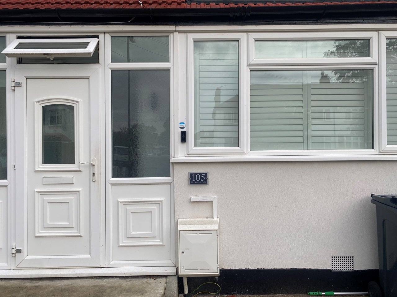 Flat Glenister Park Road in Greater London