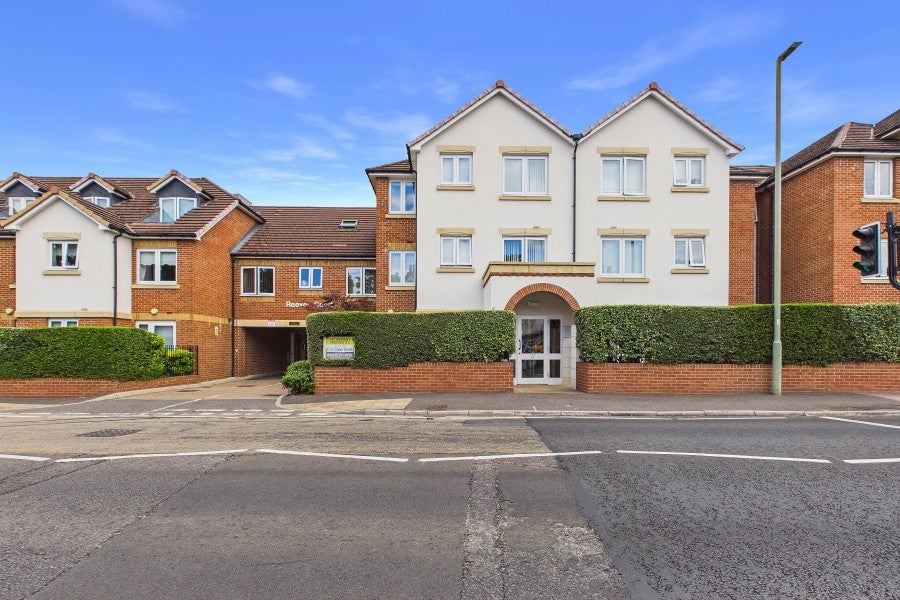 Flat The Avenue in Surrey Heath