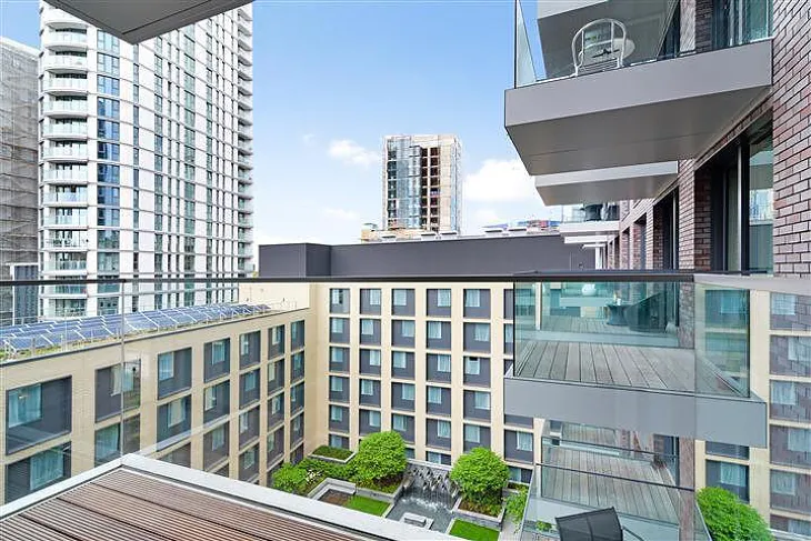 Flat Leman Street in Greater London